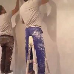 Merdiveni yürüten boya ustası